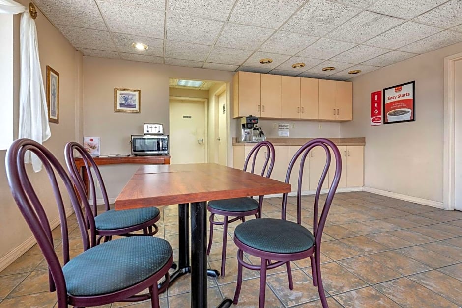 Econo Lodge DeWitt I-90