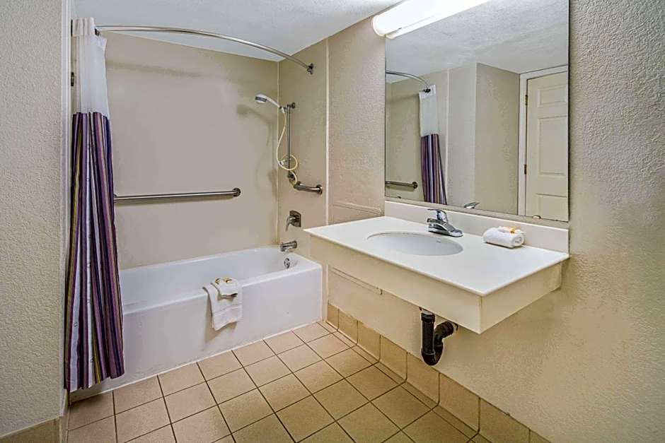 Days Inn by Wyndham San Diego Vista