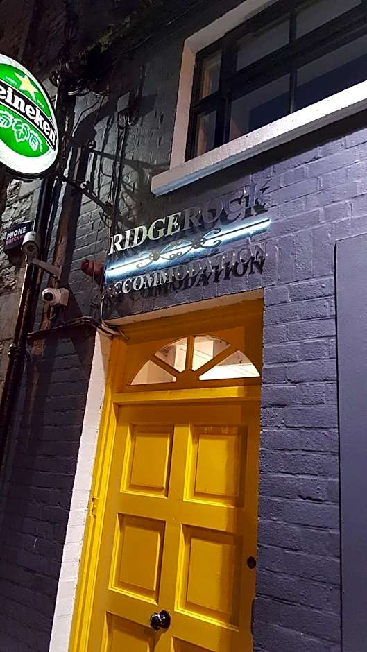 Ridge-Rock Accommodation