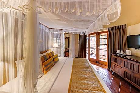 Jungle Chalet King Double