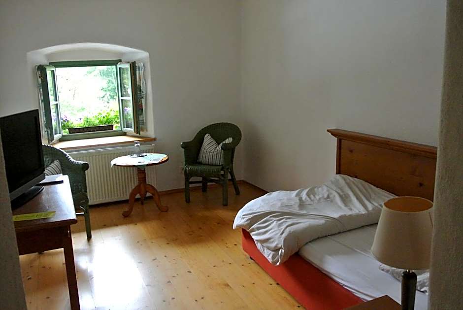 Photo 1 of 4 of Single Room