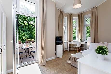 Double Room with Balcony and Shared Bathroom