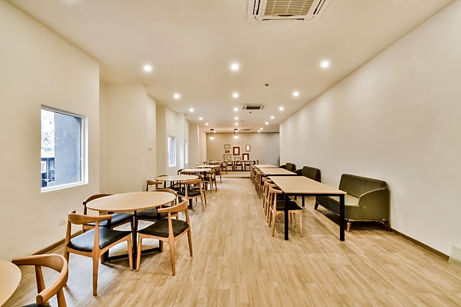 OYO Townhouse 182 Menka