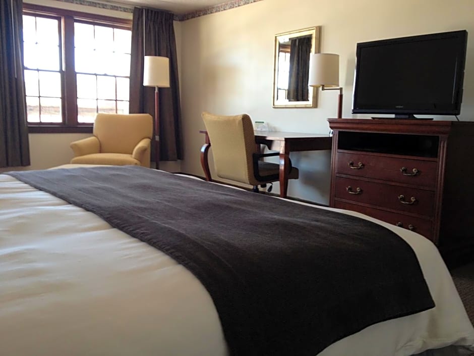 Holiday Hill Inn & Suites