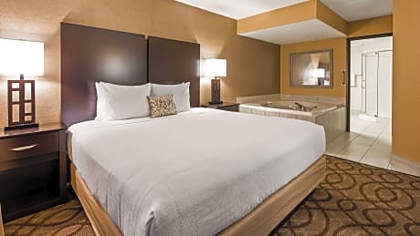 SUITE-1 KING BED,NSMK,SEP BEDRM,KITCHENETT,WHIRLPL,SOFABD,FULL BREAKFAST