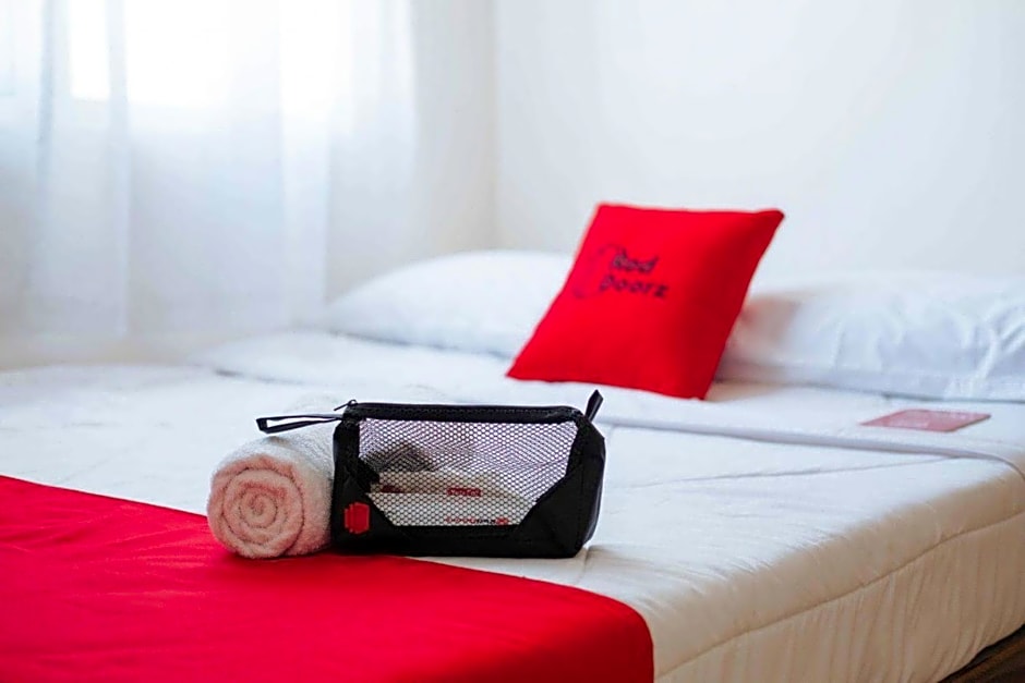 RedDoorz Syariah @ Jatiwangi Guest House 2 Cafe & Resto