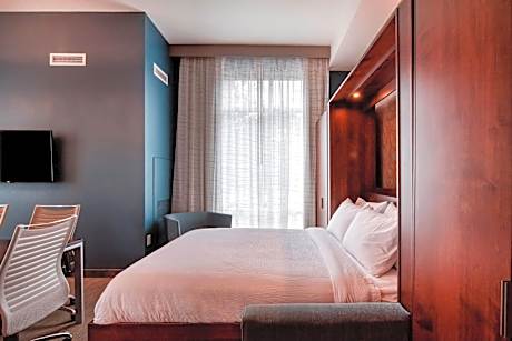 Hospitality Suite, 1 Queen, Corner room