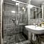 Hotel Reverie - Dependance, Check-in at Metropolitan Star