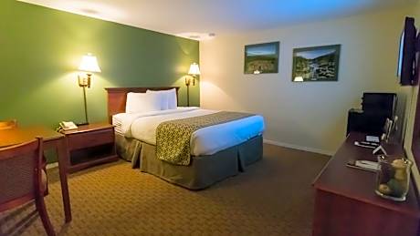 Queen Suite with Spa Bath