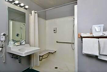 Econo Lodge Inn & Suites