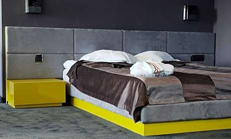 One-Bedroom Suite  - Free Pool & Gym