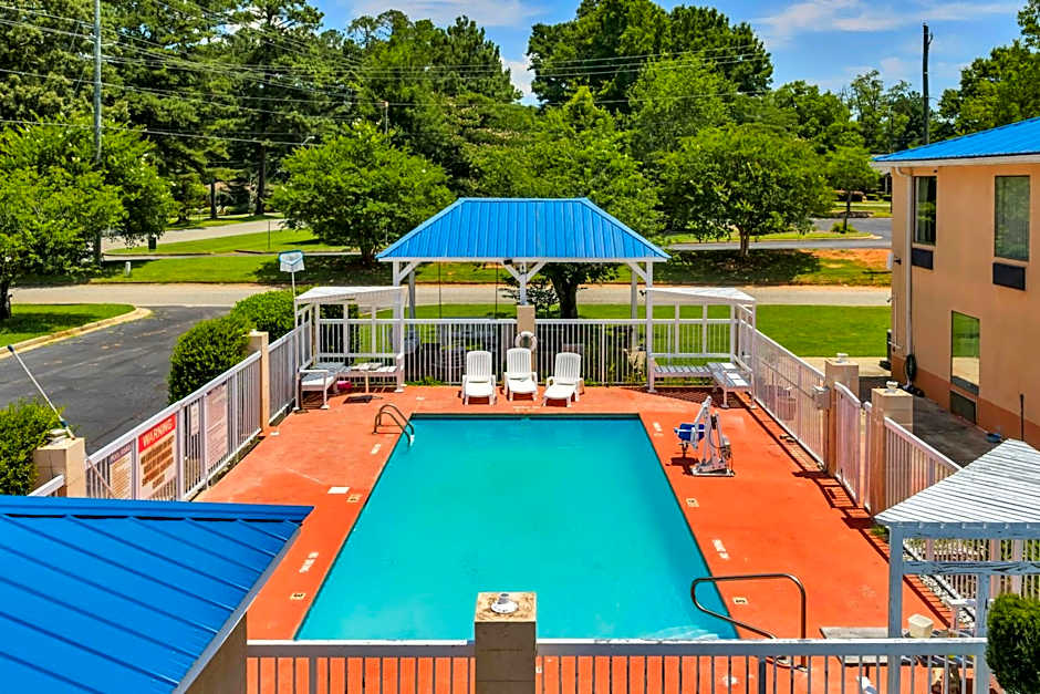 Gray Inn & Suites