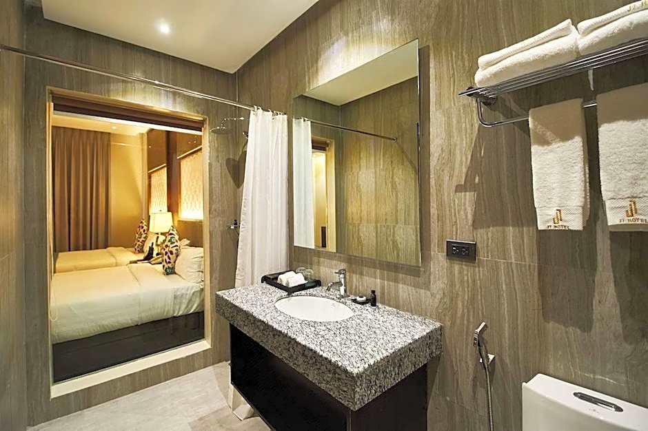 J7 Plaza Hotel