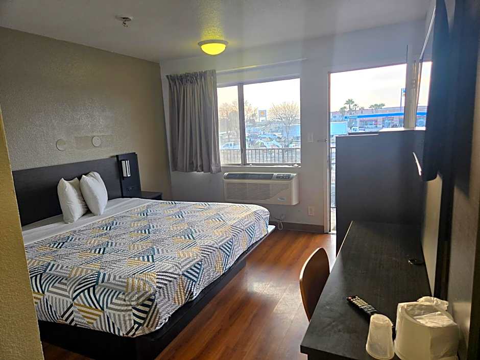 Super 8 by Wyndham Tracy