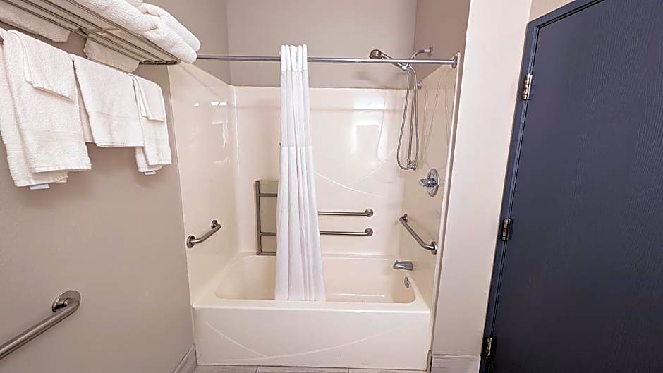 Days Inn & Suites by Wyndham Augusta Near Fort Eisenhower