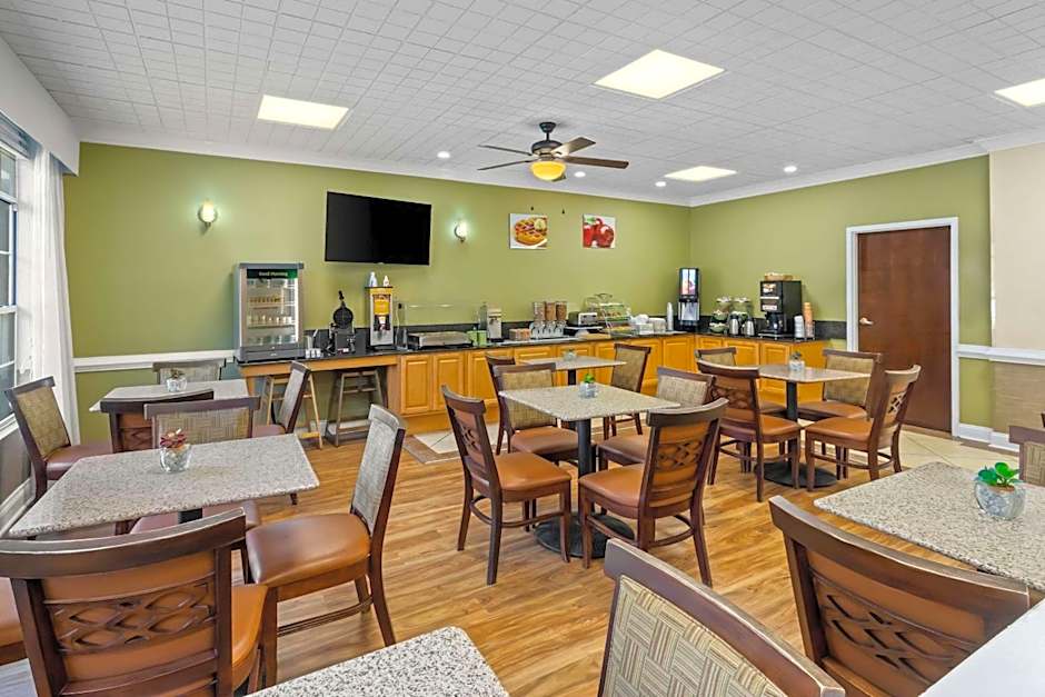 Quality Inn Fayetteville Near Historic Downtown Square