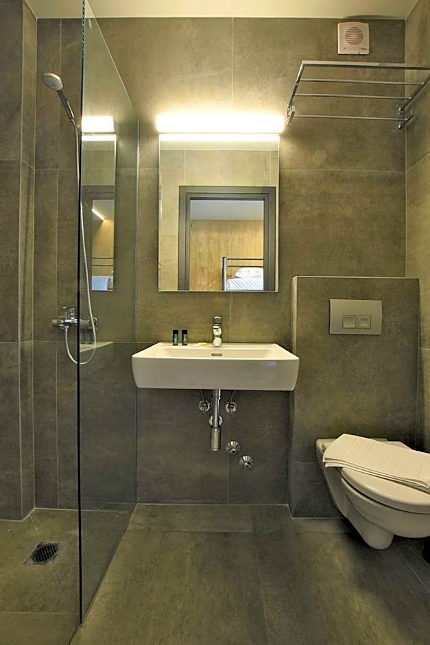 Sani More & Sani Woods