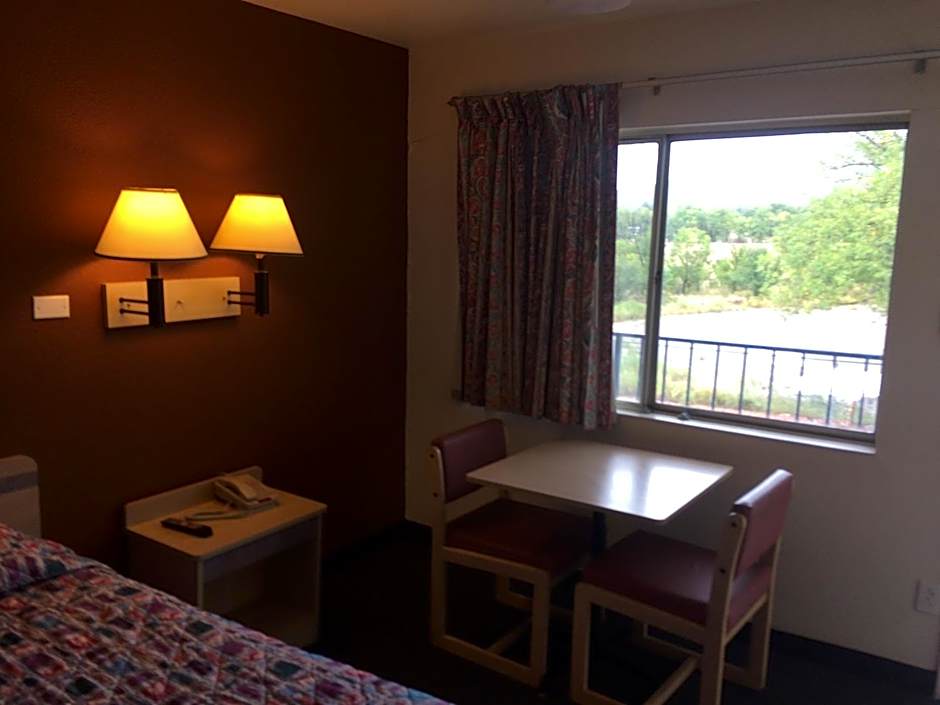 Travelodge by Wyndham Raton