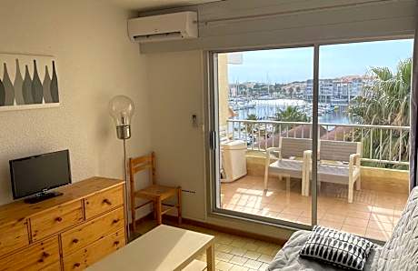 Vue ensoleillée sur le port de Gruissan