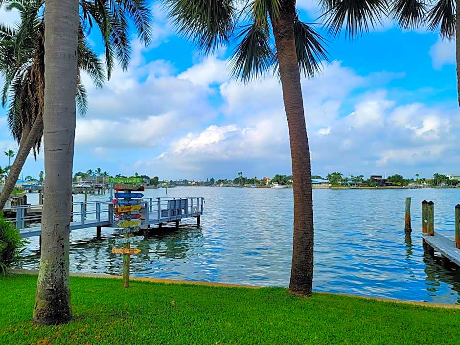 Searenity, Waterside studio in the heart of Treasure Island, walk to beach