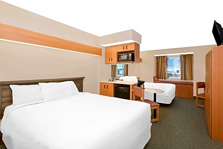 Deluxe Business Queen Room with Two Queen Beds - Non-Smoking