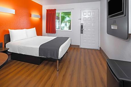 1 Queen Bed | Micfridge