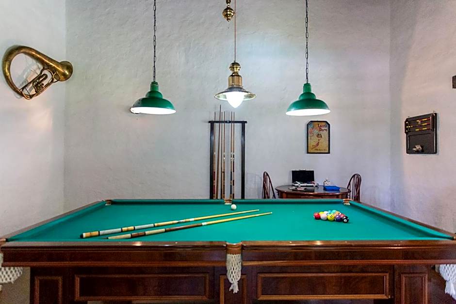 Sítio com piscina, área arborizada e lazer