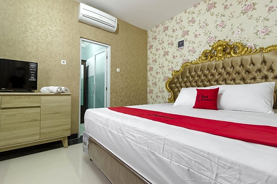 RedDoorz Plus @ Cipete Damai