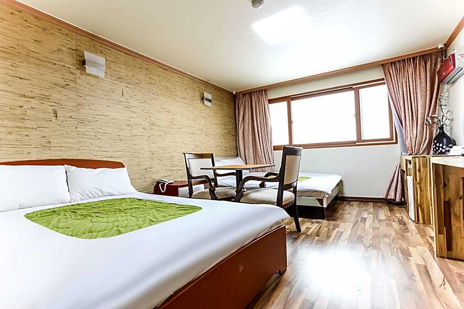 Green And Blue Hotel