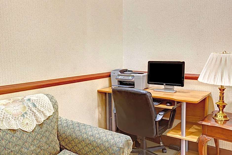 Days Inn & Suites by Wyndham Louisville SW