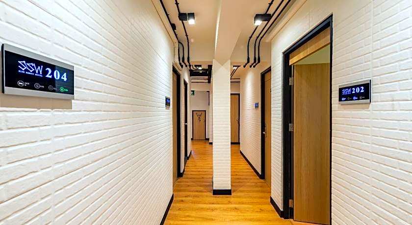 Siam Subway Hostel and Cafe