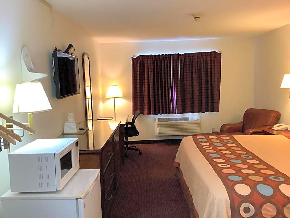 Super 8 by Wyndham Riverside/Kansas City