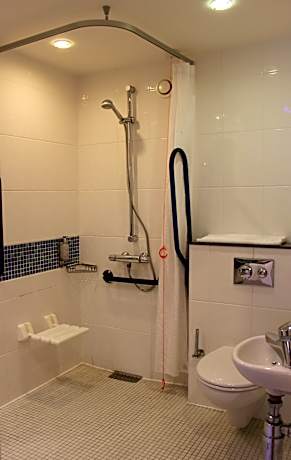 1 King Standard Accessible with Free Hot Breakfast