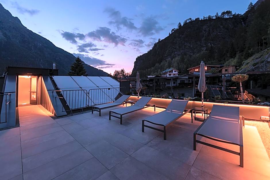 VIER Studios & Restaurant