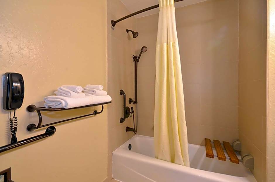 Best Western The Inn & Suites Pacific Grove