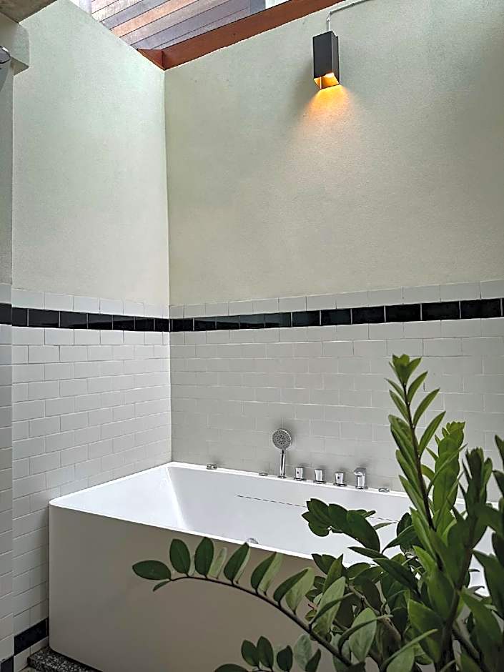 Baanrongmai Canal Front Cafe & Homestay 