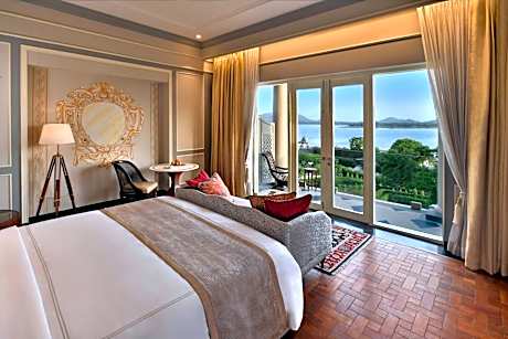 Flamingo Signature King Room with Balcony - Enjoy 15% discount of Food & soft beverage and spa