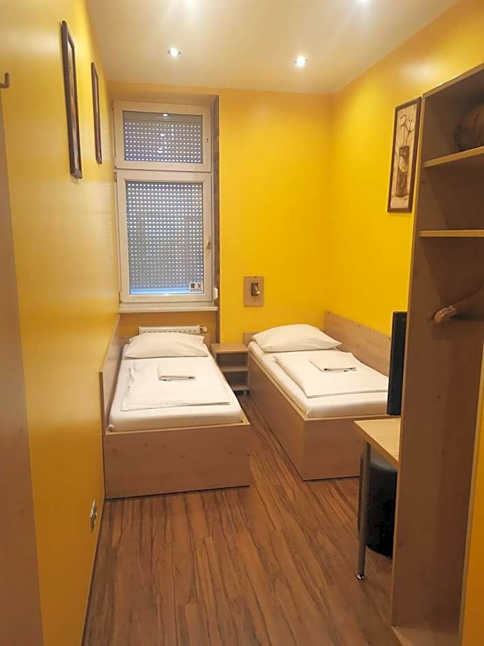 Do Step Inn Home - Hotel & Hostel