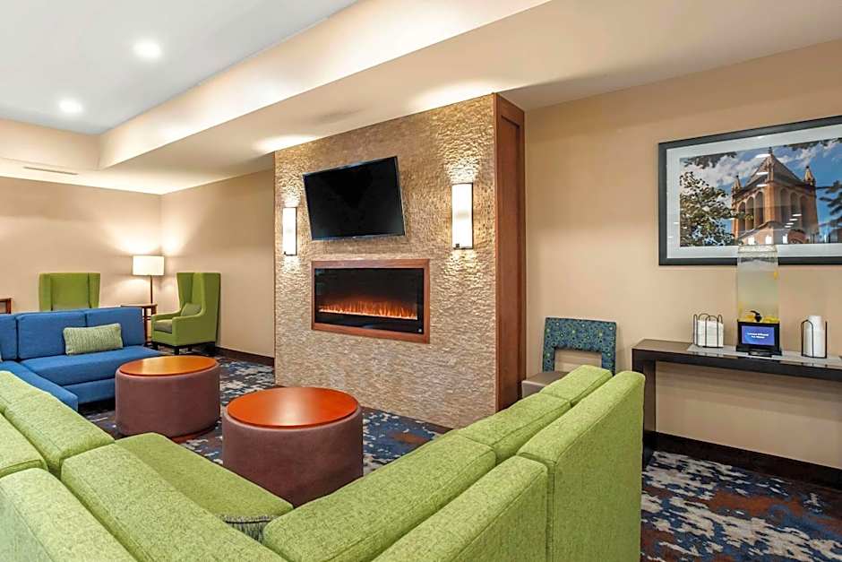 Comfort Inn & Suites Ames Near ISU Campus