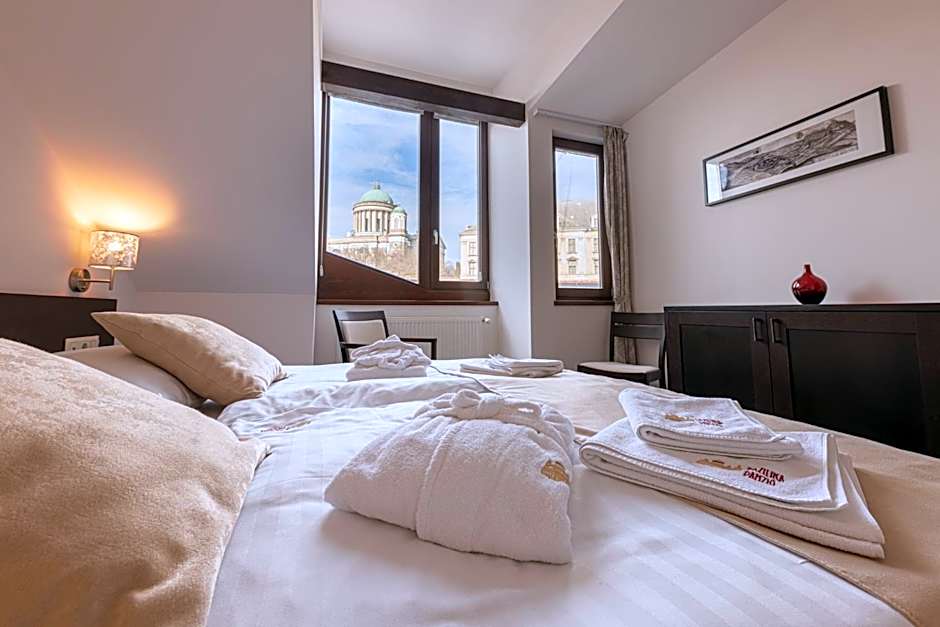 Bazilika alatt Panzió