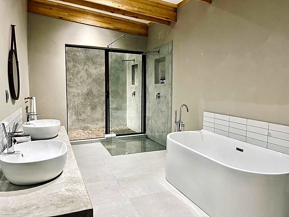 Bushbaby Valley Lodge