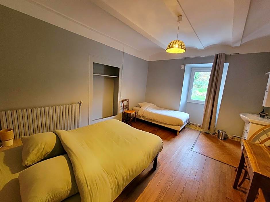 Photo 1 of 6 of Basic Triple Room with Shared Bathroom