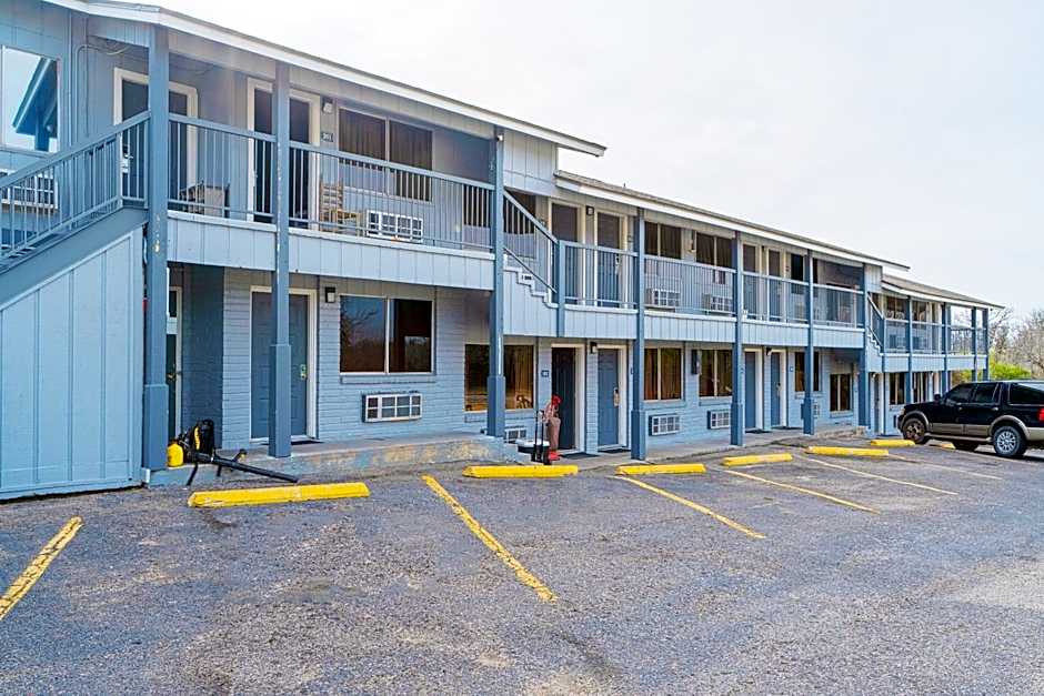 Regency Inn Three Rivers I-37