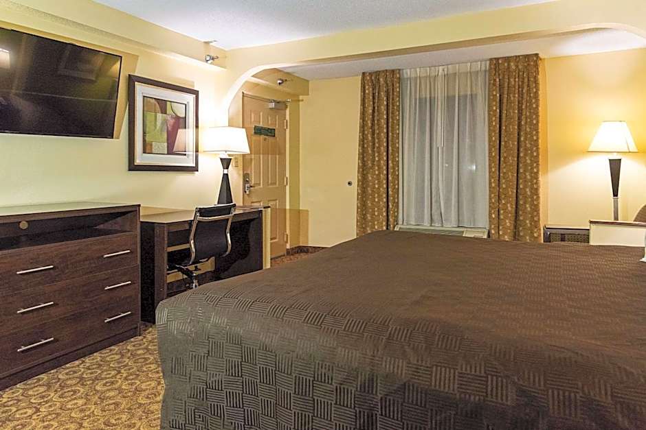 Rodeway Inn & Suites Clarksville near Governors Square Mall