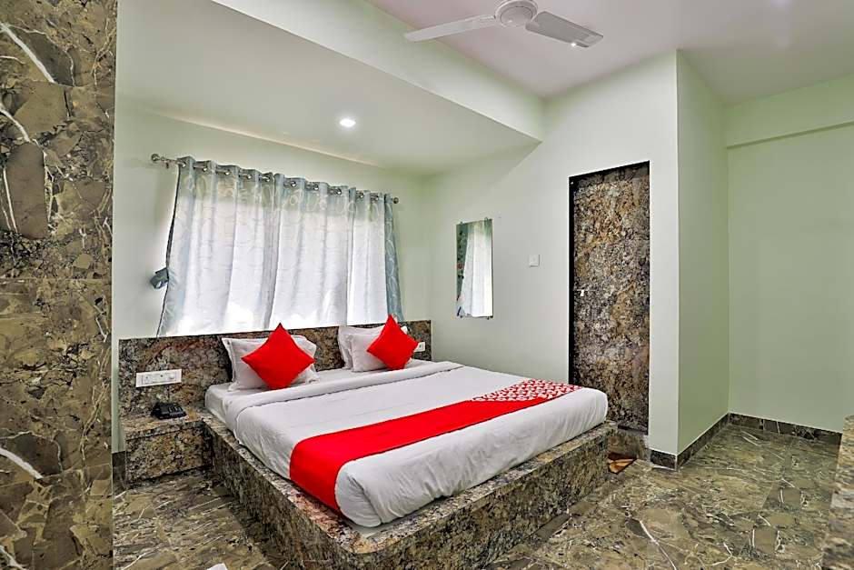 OYO 24833 Hotel Silver