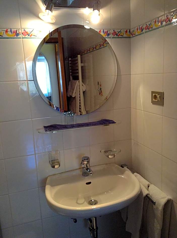 Photo 1 of 2 of Single Room