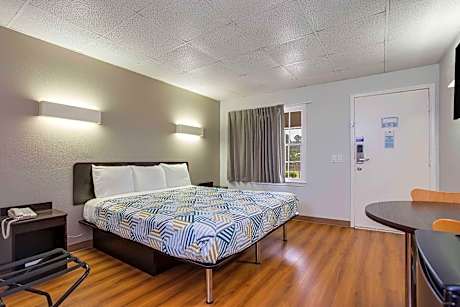 1 King Bed | Non-Smoking