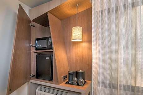 One-Bedroom Queen Suite