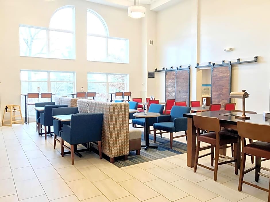 Holiday Inn Express Hotel & Suites White River Junction By IHG