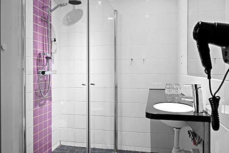 1 Double 1 Single Bunkbed Non-Smoking Family Room Work Desk No Window In Room Wi-Fi Full Breakfast